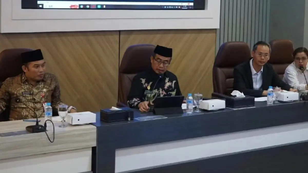 JAJAKI INVESTASI: Presiden Direktur PT Sino Textile Technology Indonesia Mr. Chen bersama Bupati Madiun Hari Wuryanto, Wakil Bupati Purnomo Hadi, dan Sekda Sigit Budiarto usai audiensi. PROKOPIM UNTUK JAWA POS RADAR CARUBAN