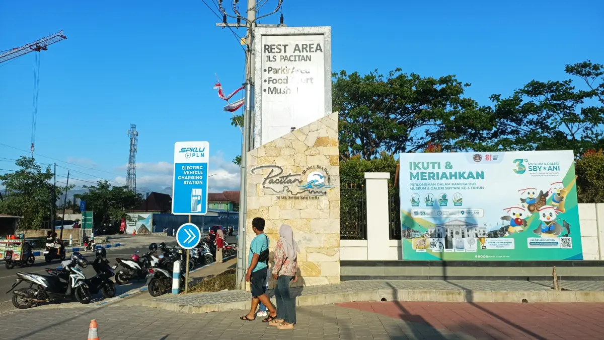 KAWASAN PERBAIKAN: Rest area JLS Pacitan yang berada di sebelah Museum dan Galeri SBY-Ani tengah ditata. 