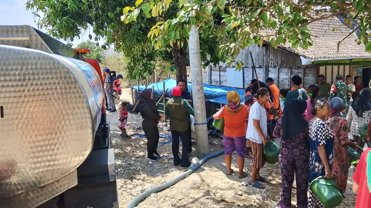 PASOKAN AIR: Penyaluran air bersih kepada warga terdampak kekeringan Ngawi beberapa waktu lalu.