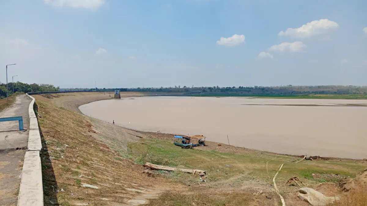 RAWAN SEDIMENTASI: Area genangan Waduk Dawuhan yang menyusut dimanfaatkan sebagian warga sebagai lahan pertanian. DIAN RAHAYU/RADAR MADIUN