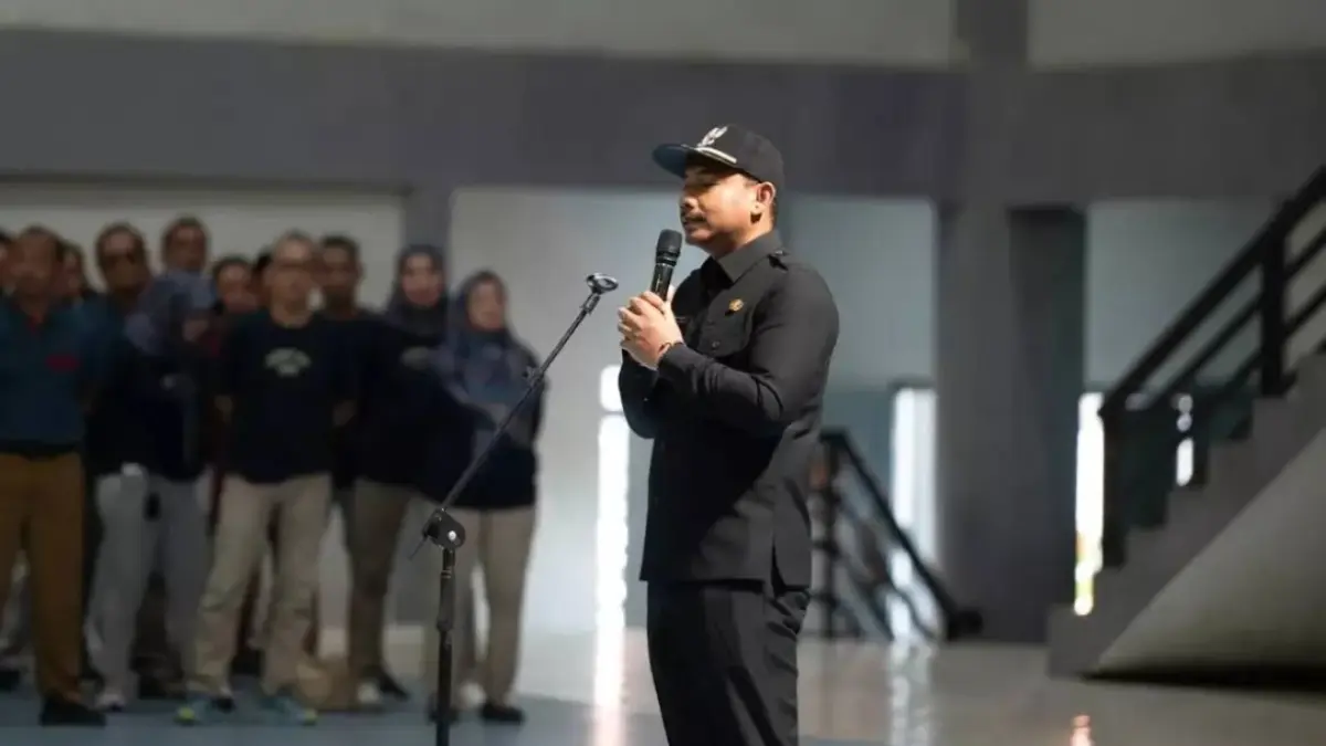 RUANG BAKAT: Bupati Ngawi Ony Anwar Harsono membuka Turnamen Bola Voli Bupati Cup tingkat SD/MI dan SMP/MTs di GOR Bung Hatta. Prokopim Ngawi untuk Jawa Pos Radar Ngawi