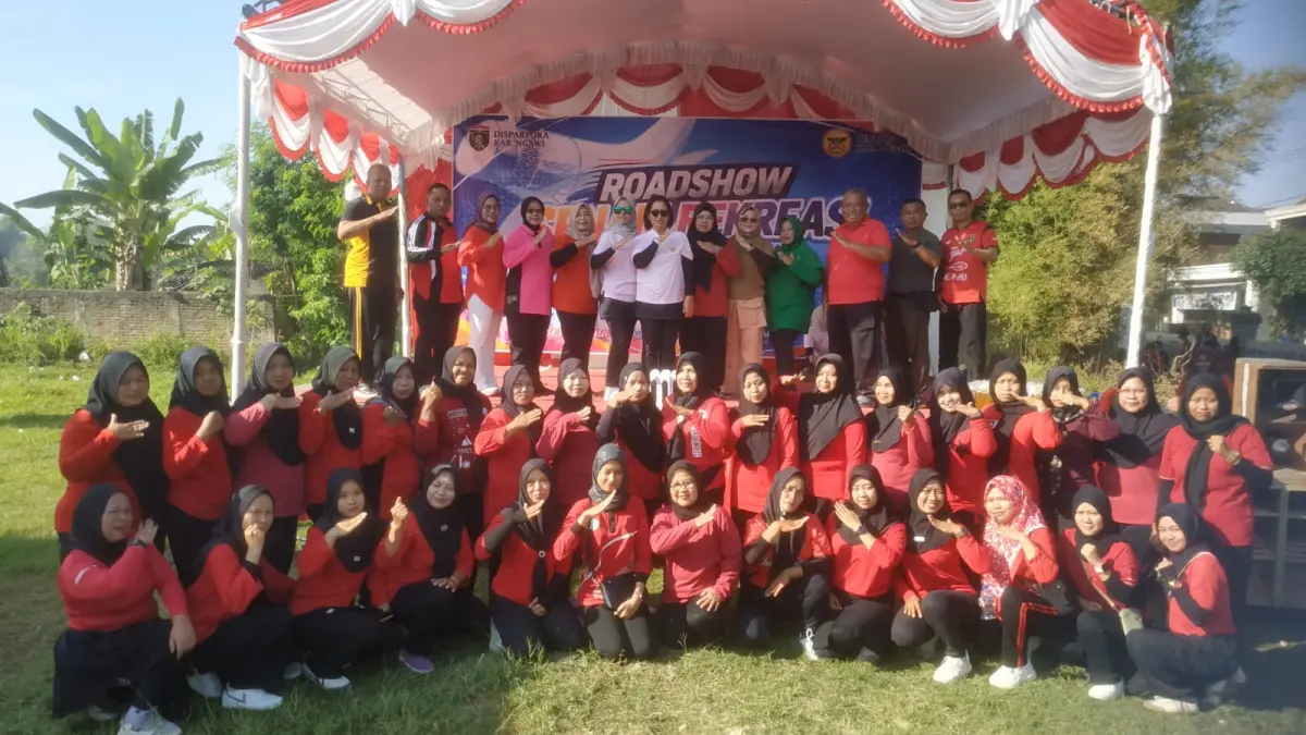 Tim Perwosi Desa Tawun berfoto di depan panggung usai senam Rekreasi Perwosi Kabupaten Ngawi. (SATRIO JATI/RADAR MADIUN)
