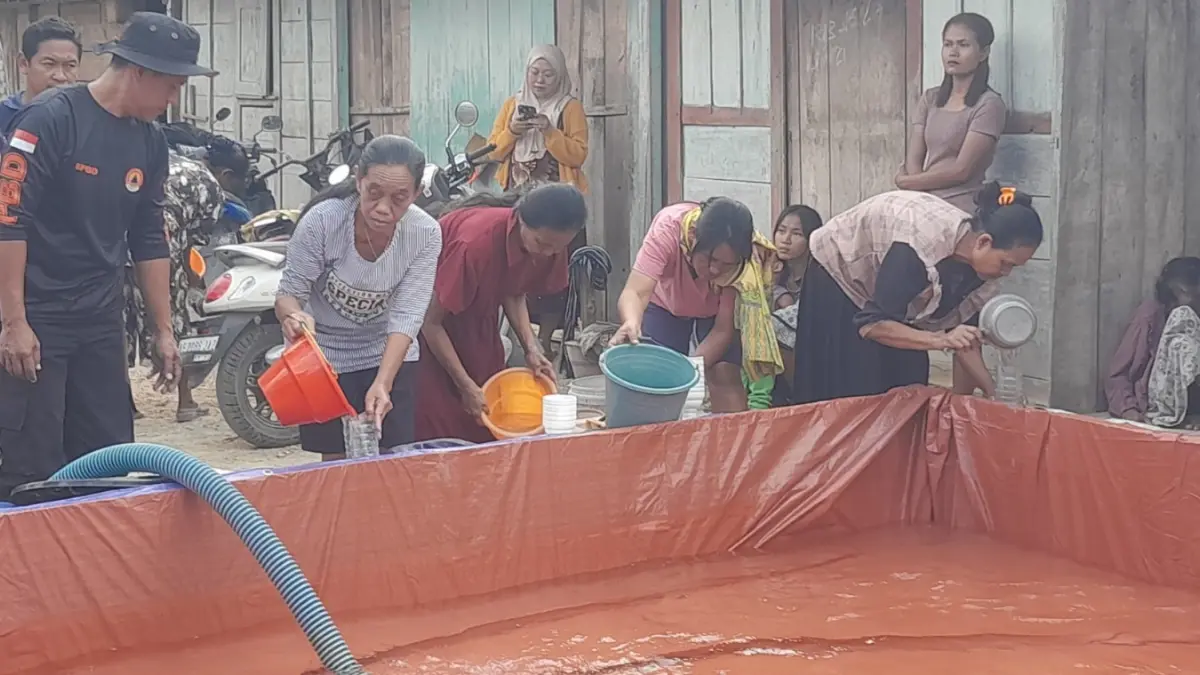 Warga Desa Kenongorejo, Kecamatan Bringin, mengambil air bersih yang disalurkan saat musim kemarau di Ngawi. DOK RADAR NGAWI