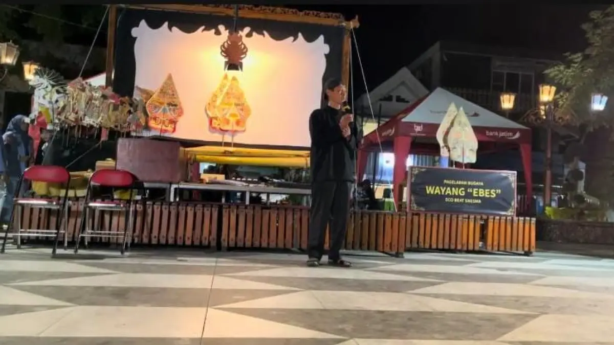 Wayang Ebes memeriahkan HUT ke-80 SMPN 1 Magetan, memadukan seni wayang, barang bekas, musik, dan kreativitas siswa.