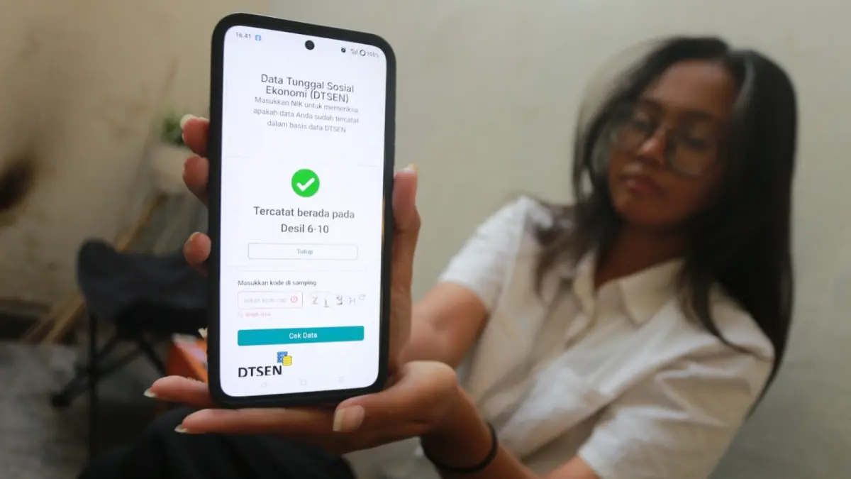 PEMUTAKHIRAN DATA: Masyarakat Kabupaten Madiun yang merasa posisi desil tidak sesuai dengan kondisi sosial ekonominya dapat mengajukan koreksi melalui pemerintah desa maupun secara mandiri lewat aplikasi Cek Bansos. Bagas Bimantara/Jawa Pos Radar Caruban