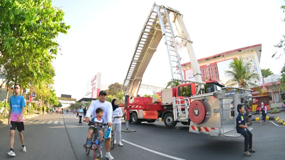 ATRAKSI WARGA: Bronto Skylift dikerahkan di kawasan CFD Jalan Pahlawan, Minggu (6/9), sebagai salah satu hiburan bagi masyarakat yang menikmati aktivitas pagi di Pahlawan Street Center. Bagas Bimantara/Jawa Pos Radar Madiun