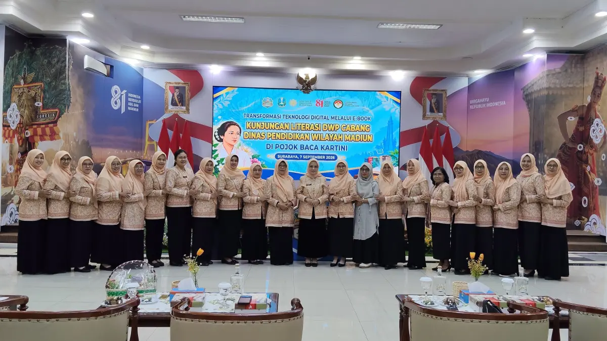 DWP Cabdindik Wilayah Madiun melakukan kunjungan literasi ke Pojok Baca Kartini di Gentengkali, Surabaya, Senin (7/9).
