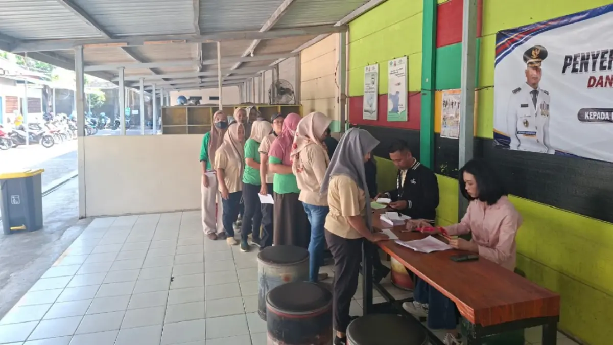 JARING PENGAMAN: Penyaluran bantuan sosial di Pacitan beberapa waktu lalu.