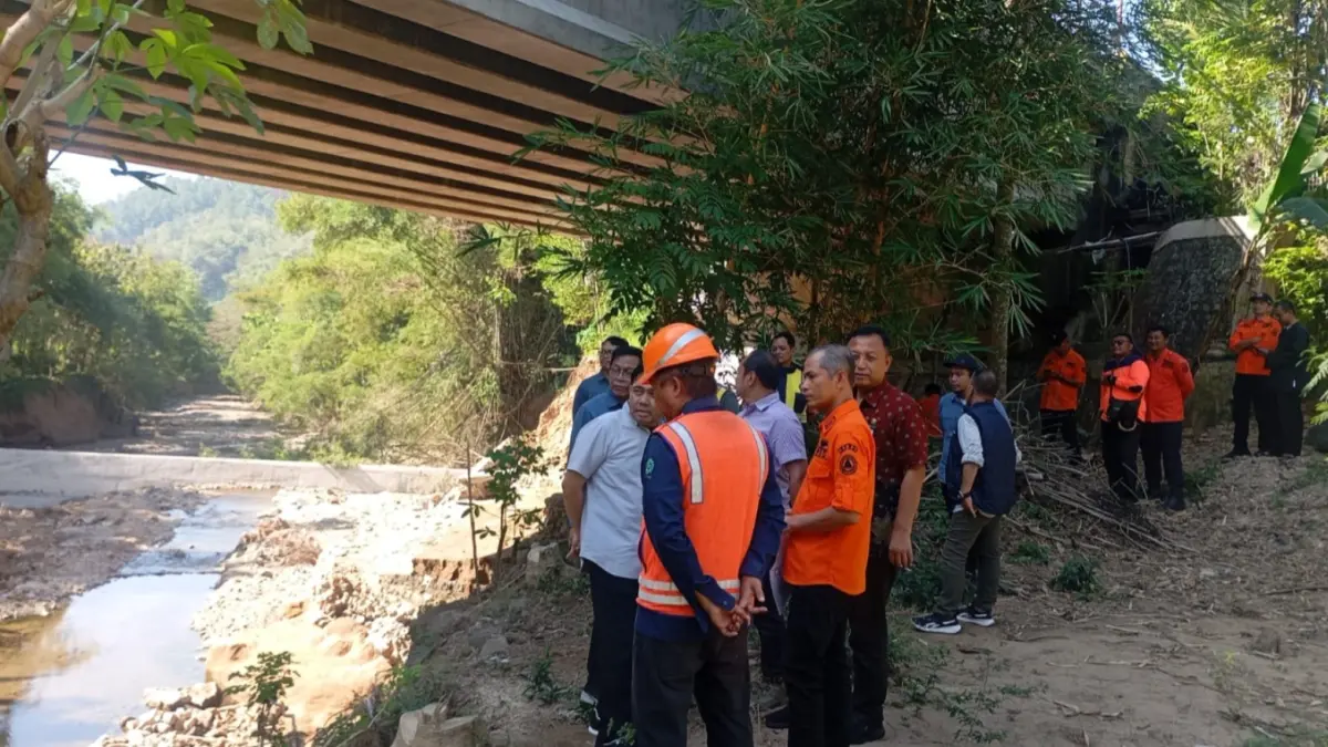 KEMBALI NORMAL: Kendaraan kembali dapat melintasi Jembatan Plapar di jalur Pacitan–Ponorogo setelah pembatasan kendaraan bermuatan maksimal 10 ton resmi dicabut sejak 2 September 2026.