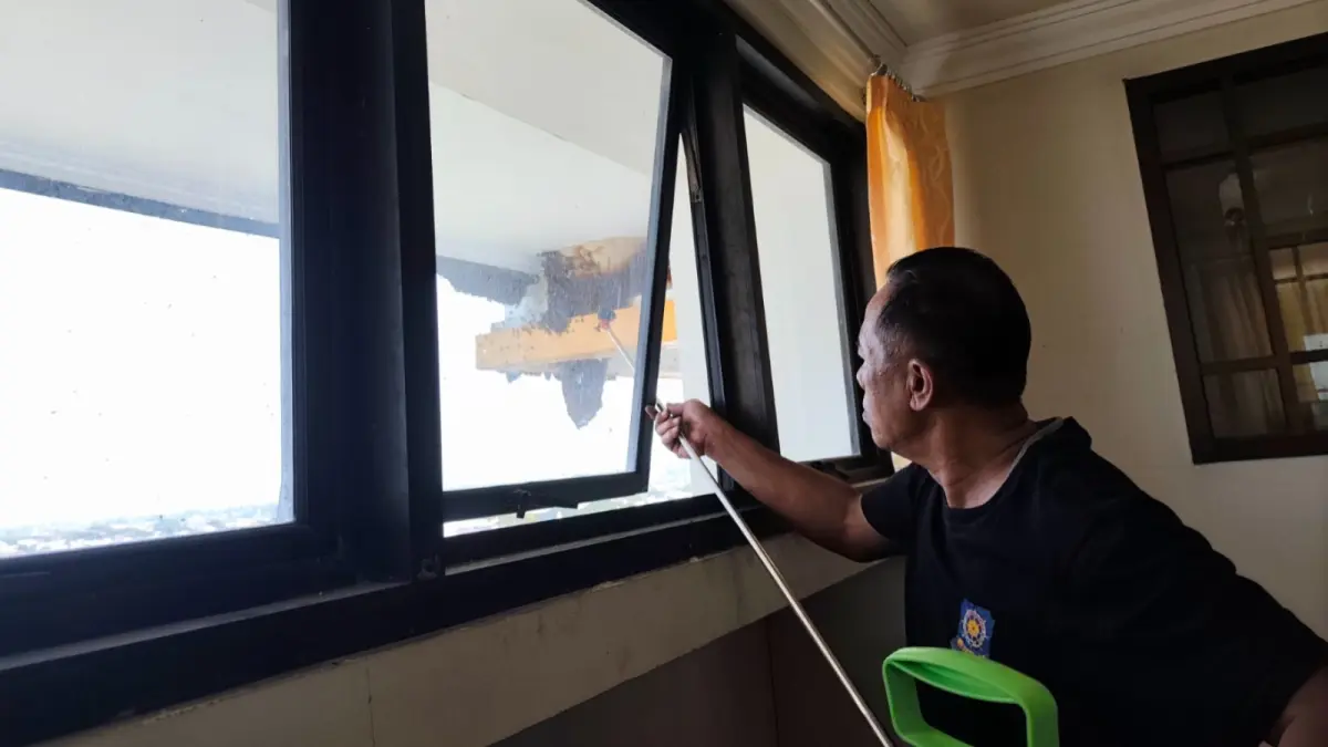 LANGGANAN BERSARANG: Petugas Satpol PP dan Damkar Ponorogo mengevakuasi sarang tawon madu di sisi luar lantai tujuh Graha Krida Praja, Sabtu (5/9). Sugeng Dwi N./Jawa Pos Radar Ponorogo