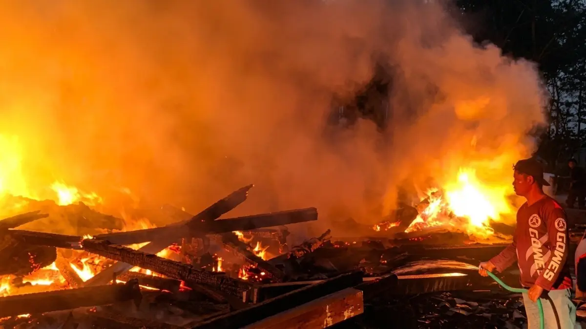 PADAMKAN API: Petugas Damkarmat Satpol PP Ngawi melakukan pemadaman dan pembasahan kebakaran gudang pengolahan kayu di Dusun Slumbung, Desa Padas, Kecamatan Padas, Sabtu (5/9).