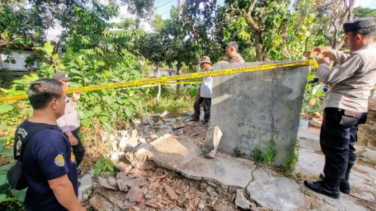 PETAKA: Petugas Polsek Bungkal melakukan olah TKP di lokasi seorang bocah 9 tahun meninggal setelah tertimpa tembok kamar mandi saat bermain petak umpet di Desa Ketonggo, Kecamatan Bungkal, Ponorogo, Minggu (6/9). Sugeng Dwi N./Jawa Pos Radar Ponorogo