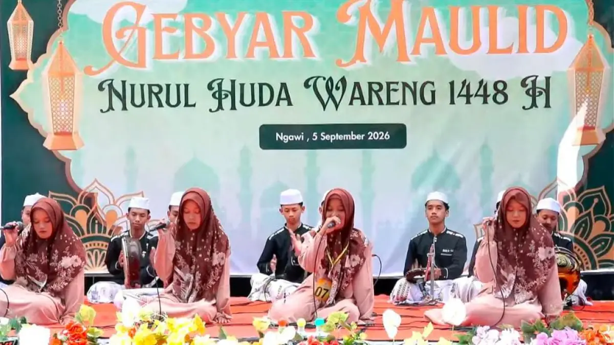 SEMARAK MAULID: Salah satu grup tampil dalam Festival Hadrah Gebyar Maulid Nabi Muhammad SAW di Masjid Nurul Huda Wareng, Desa Beran, Kecamatan Ngawi, Sabtu (5/9). Asep Syaeful Bachri/Jawa Pos Radar Ngawi