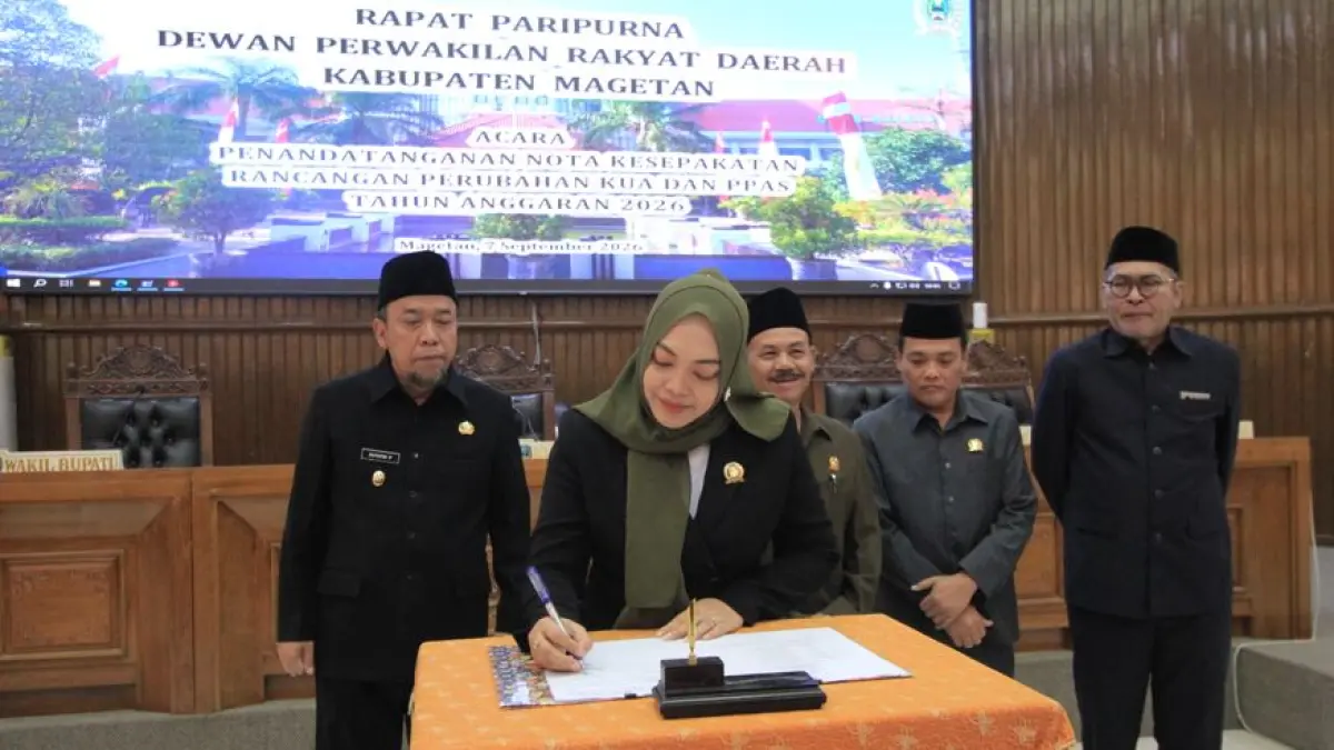 SEPAKAT: Ketua DPRD Magetan Riyin Nur Asiyah meneken KUA-PPAS P-APBD 2026, Senin (7/9). (AJI PUTRA/RADAR MADIUN)