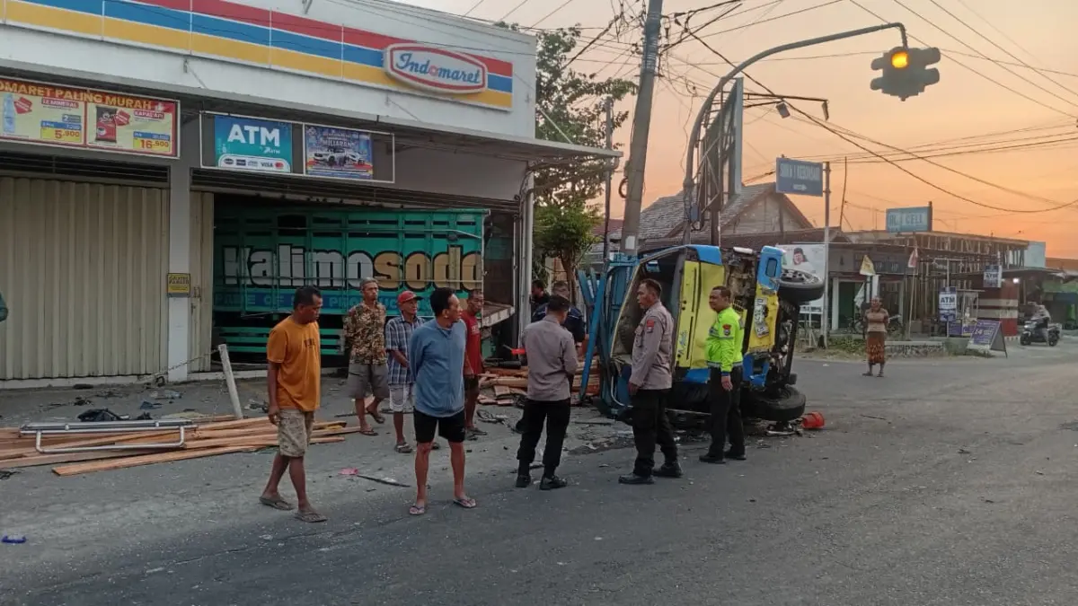 TABRAKAN: Dua truk terlibat kecelakaan di simpang empat Ngujur, Desa Kedondong, Kecamatan Kebonsari, Kabupaten Madiun, Senin (7/9). DIAN RAHAYU/JAWA POS RADAR CARUBAN