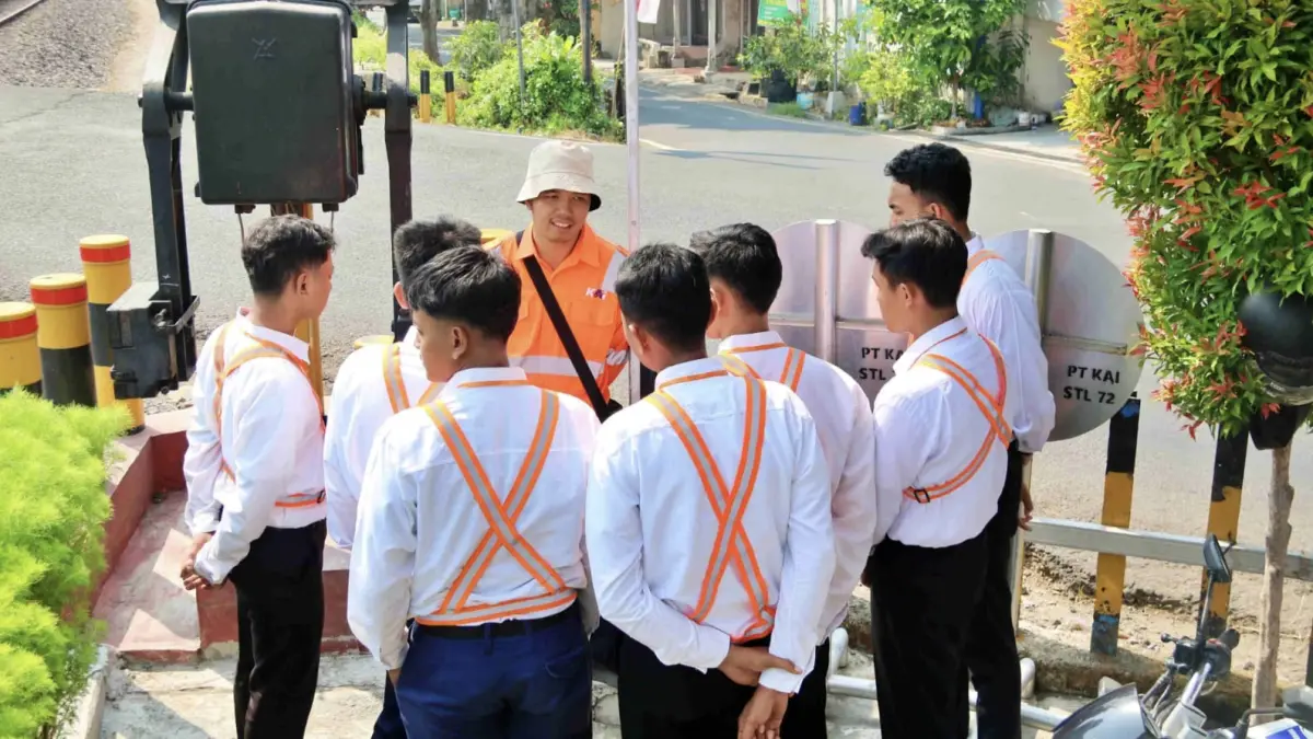 TINGKATKAN KESELAMATAN: Calon petugas jaga lintasan mengikuti pendidikan dan pelatihan sebagai bagian dari penguatan pengamanan perlintasan sebidang di wilayah KAI Daop 7 Madiun. 
