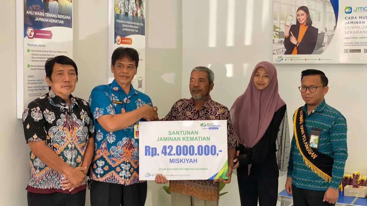 BPJS Ketenagakerjaan Pacitan memperingati Harpelnas 2026 dengan layanan langsung, kemudahan klaim JHT lewat JMO, dan penyerahan santunan.