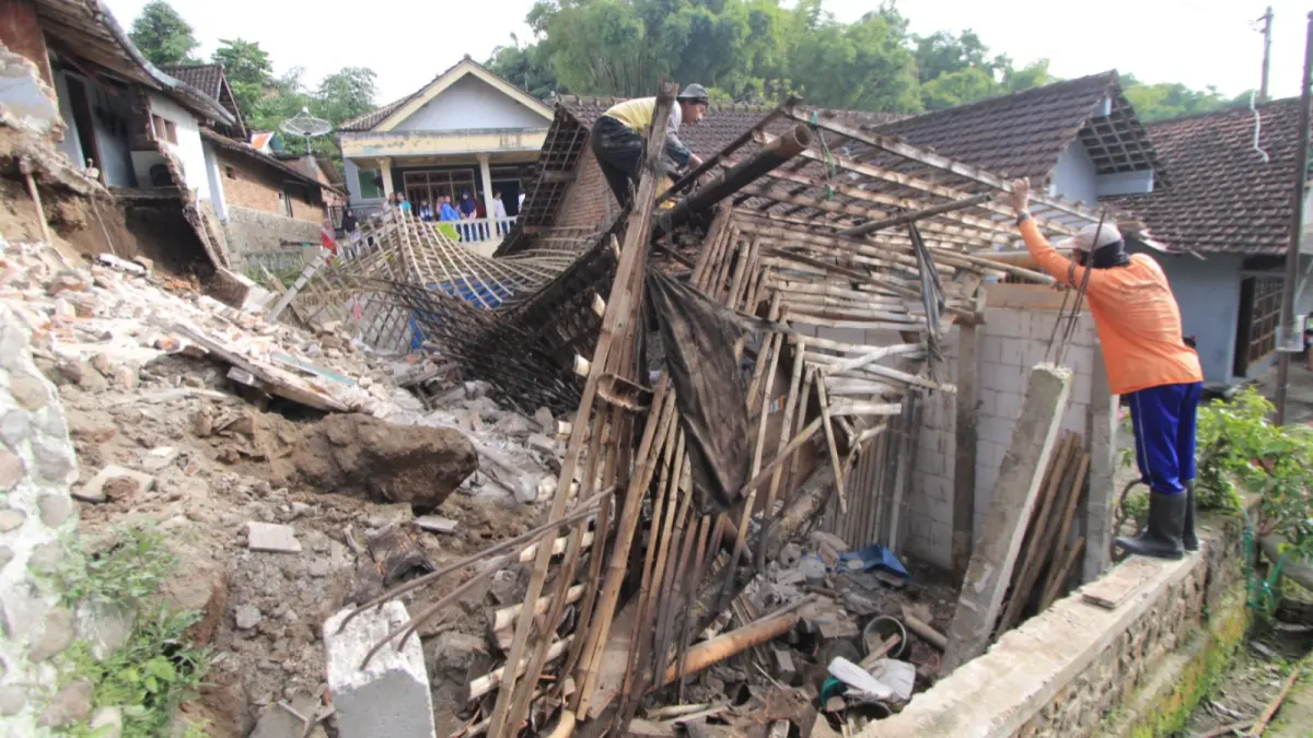 BUTUH PENANGANAN: Kondisi rumah warga Magetan yang mengalami kerusakan akibat bencana. AJI PUTRA/JAWA POS RADAR MAGETAN