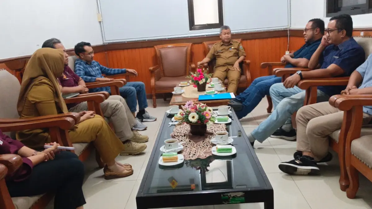 Direktur Jawa Pos Radar Madiun Ockta Prana (tiga dari kanan) bersama jajaran manajemen berbincang dengan Sekretaris Daerah (Sekda) Pacitan Heru Wiwoho (empat dari kanan) dan jajaran, Selasa (8/9).