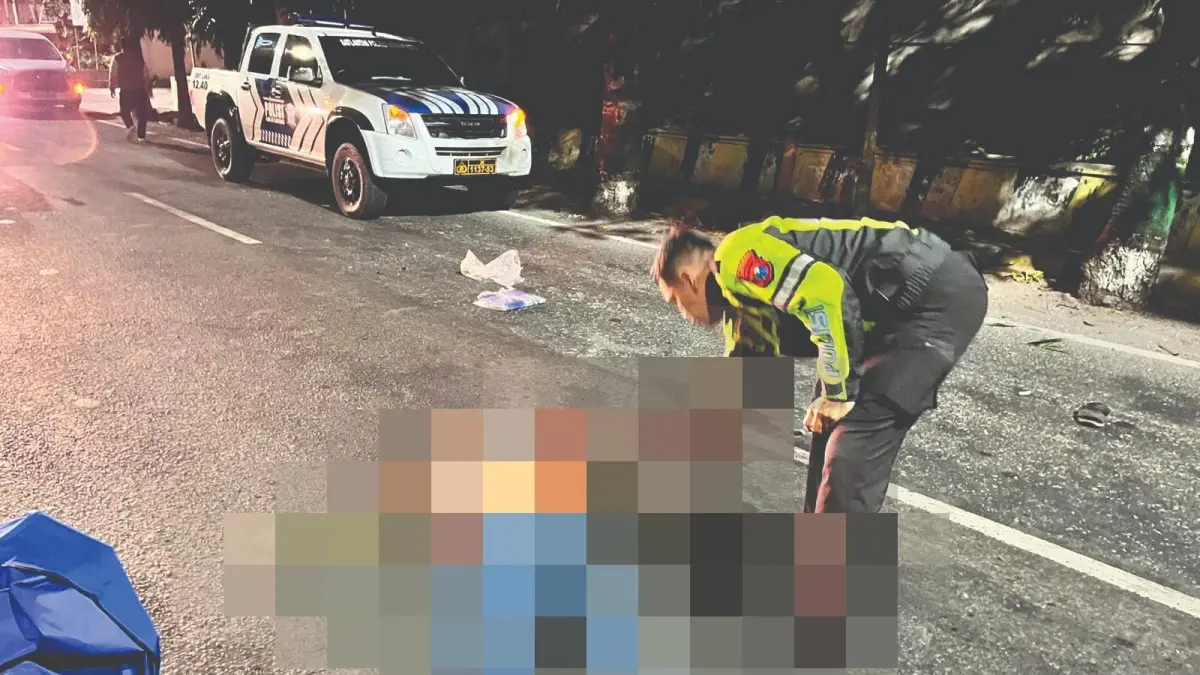KECELAKAAN MAUT: Sepeda motor yang ditumpangi dua korban mengalami kerusakan setelah menghantam pohon di Jalan Madiun–Ponorogo, Kelurahan Demangan, Kecamatan Taman, Selasa (8/9) dini hari. FOTO: Istimewa
