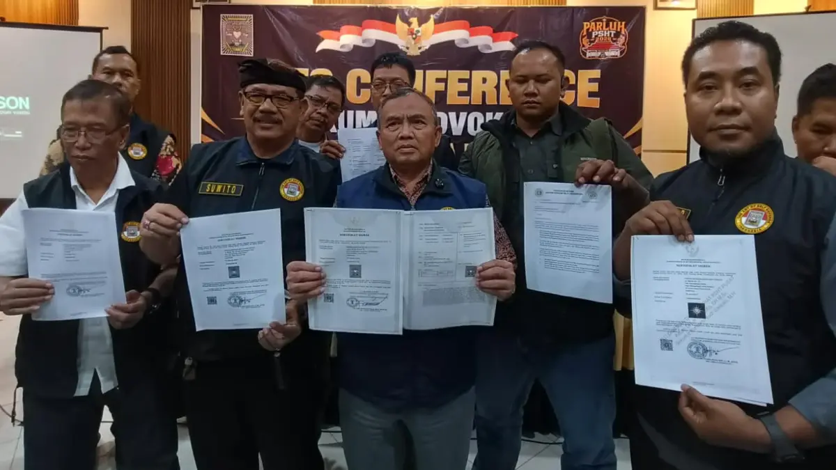 KONFERENSI PERS: M. Taufiq menyampaikan perkembangan persiapan Parluh PSHT dalam konferensi pers di salah satu hotel di Kota Madiun, Selasa (8/9). FOTO: HENGKY RISTANTO/RADAR MADIUN
