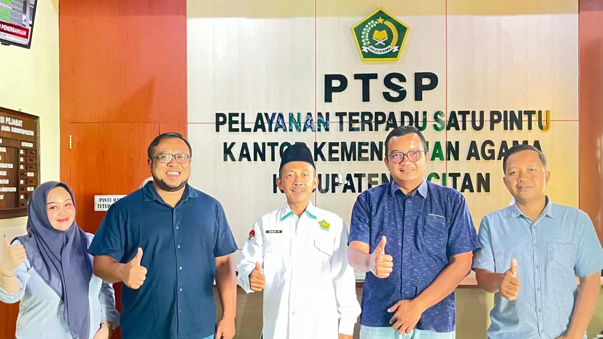 Manajemen Jawa Pos Radar Madiun yang dipimpin Direktur Ockta Prana Lagawira (dua dari kiri) bersama Plt Kepala Kemenag Pacitan Bambang Hadi Suprapto (tengah), Selasa (8/9).