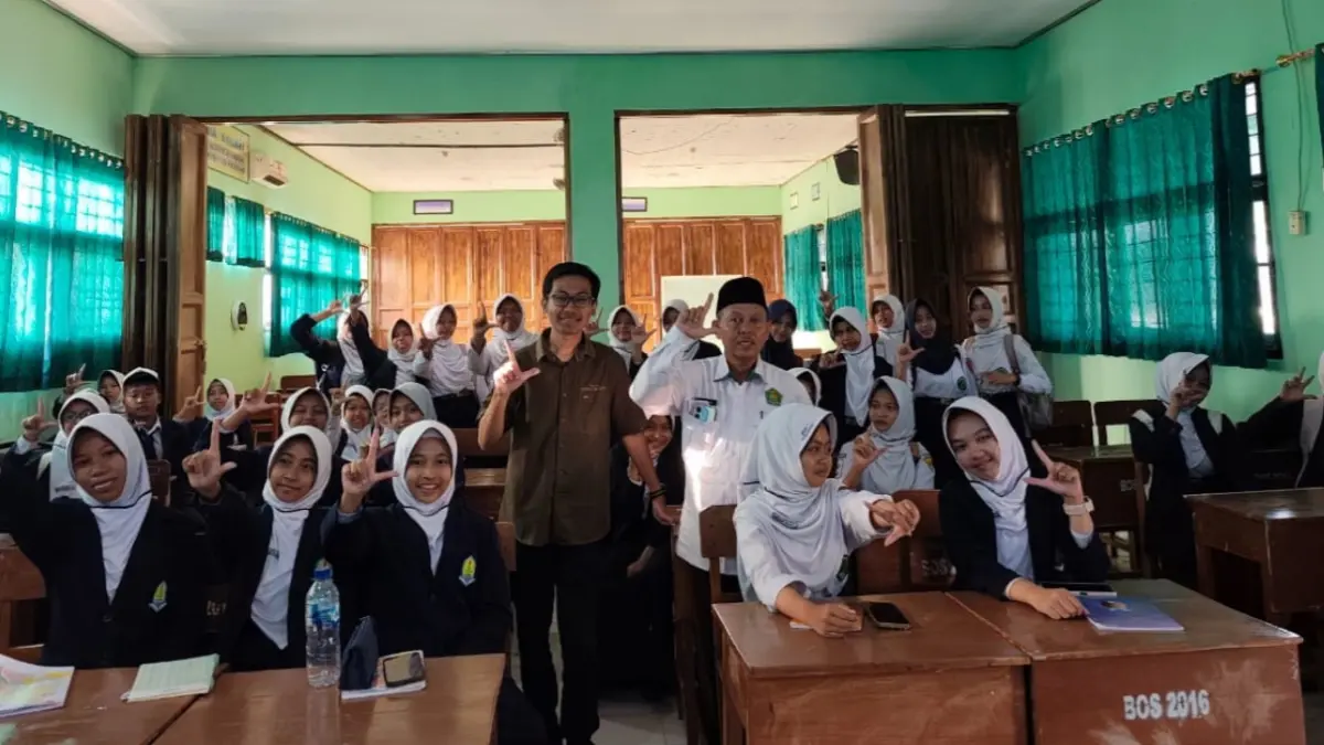 MTsN 1 Ponorogo menggandeng Jawa Pos Radar Madiun untuk membekali siswa keterampilan menulis berita dan literasi media.