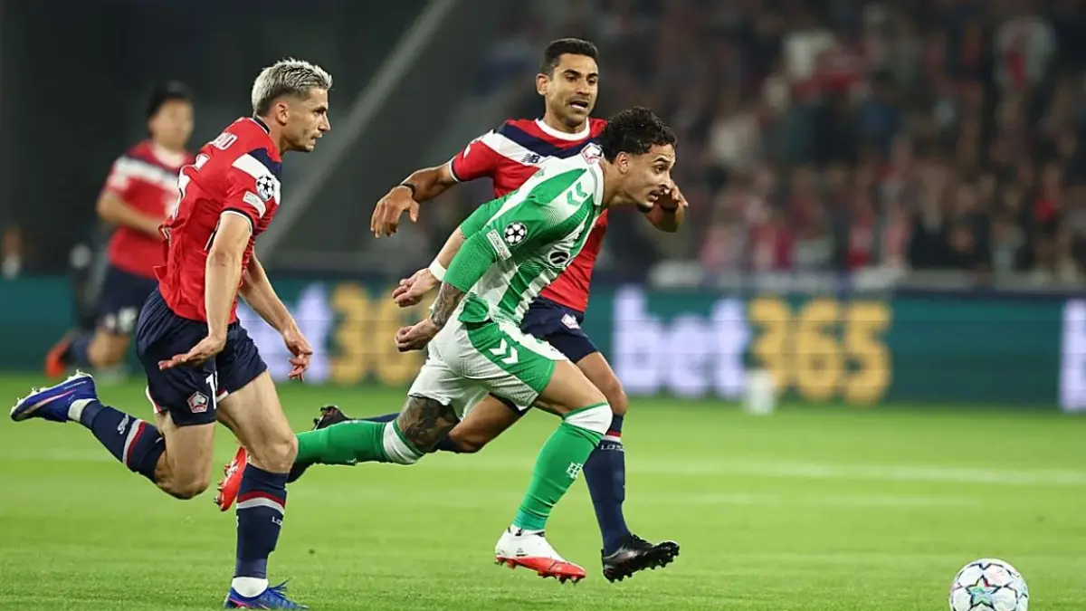 Aksi bintang Real Betis, Anthony, mendribble bola di antara kawalan pemain Lille di UCL. (ABC)