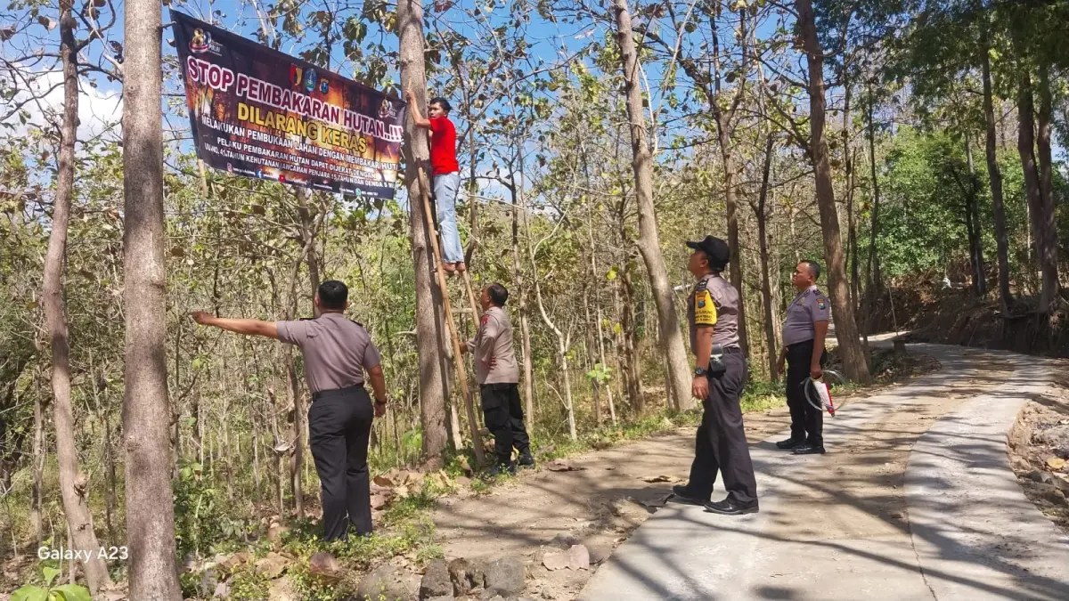 ANTISIPASI KARHUTLA: Petugas gabungan menggelar patroli terpadu di kawasan hutan Kecamatan Slahung. Polres Ponorogo untuk Jawa Pos Radar Ponorogo