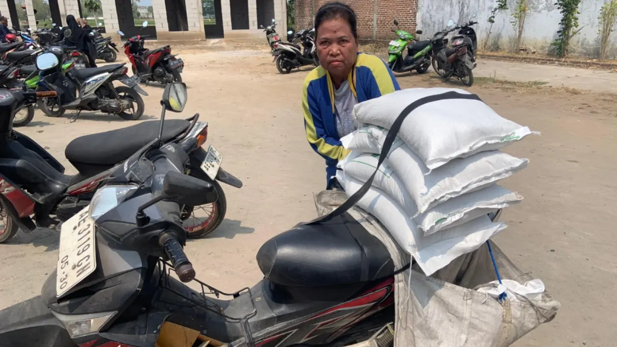 BERAKHIR DAMAI: Yati, pedagang pisang asal Desa Sirapan, Kecamatan Madiun, menerima kembali barang miliknya setelah tercapai kesepakatan damai. 