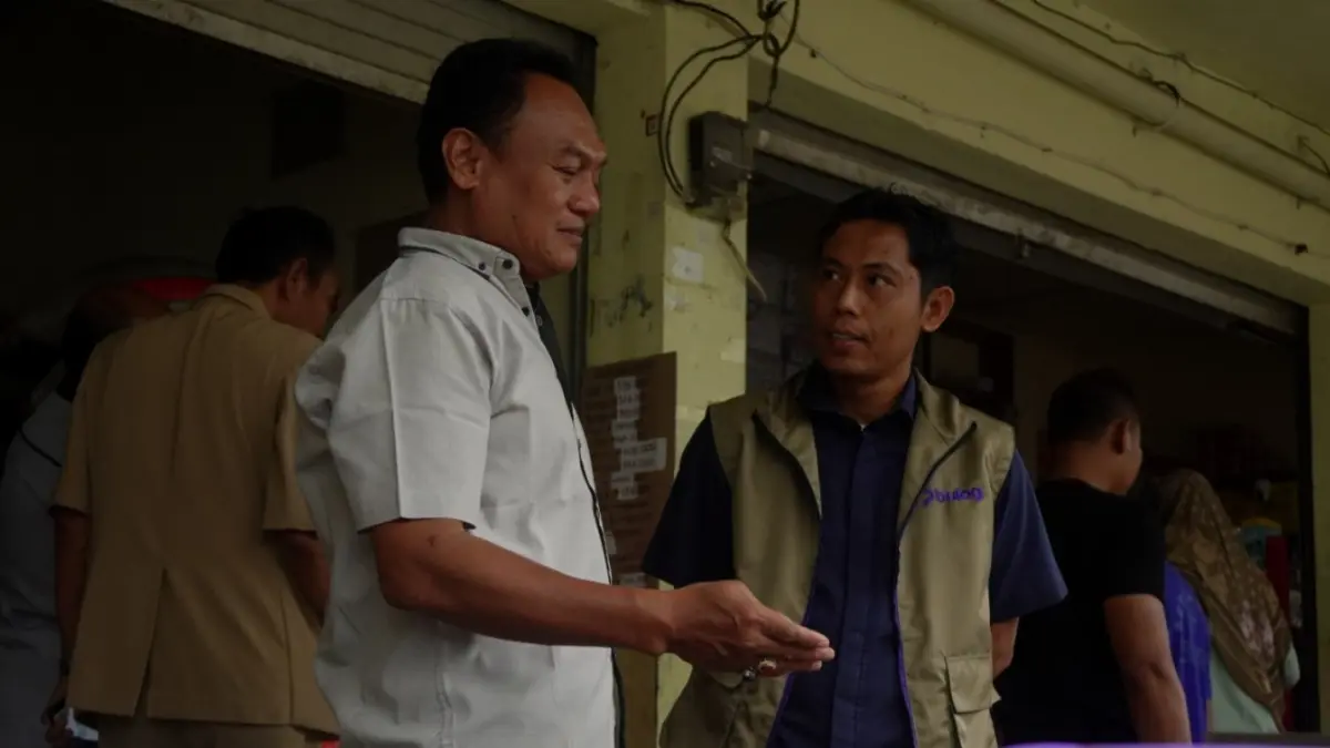 CEK TAKARAN: Satgas Pangan Polres Pacitan menimbang beras SPHP kemasan lima kilogram di Pasar Minulyo, Baleharjo, Selasa (8/9). Nur Cahyono/Jawa Pos Radar Pacitan