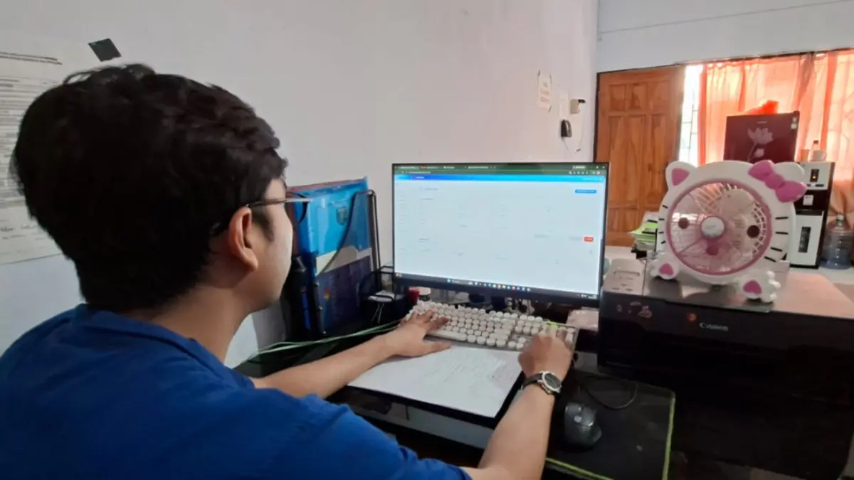 DINAMIS: Penyuluh Sosial Ahli Muda Dinsos Ngawi Candra Wibiarko mengecek data desil di kantornya, Rabu (9/9). ASEP SYAEFUL BACHRI/JAWA POS RADAR NGAWI