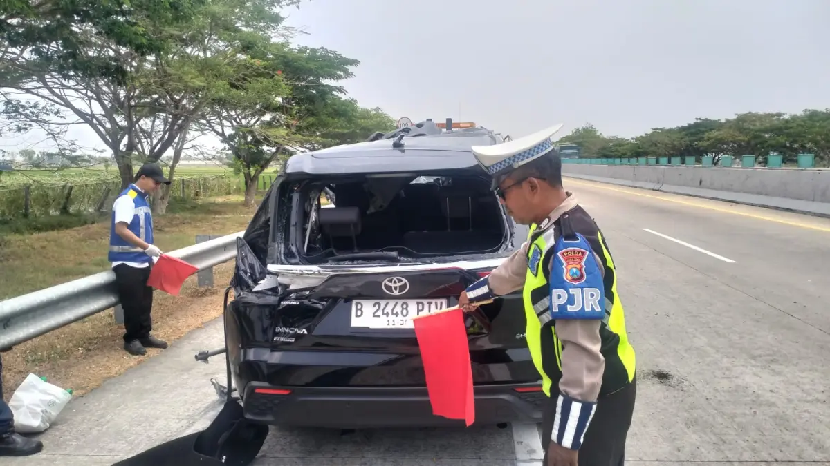 RINGSEK: Toyota Innova terbalik setelah menabrak bagian belakang truk boks di Tol Ngawi-Kertosono KM 607.200 B, Desa/Kecamatan Balerejo, Kabupaten Madiun, Selasa (8/9).