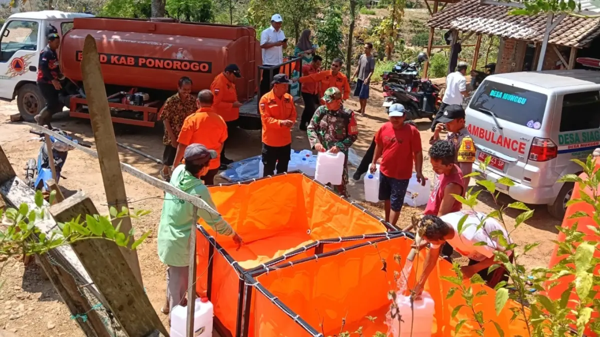 BANTUAN AIR: BPBD Ponorogo melakukan dropping air bersih ke wilayah terdampak kekeringan. BPBD UNTUK JAWA POS RADAR PONOROGO