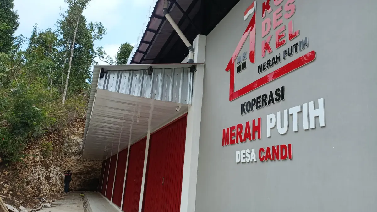 JADI SOROTAN: Bangunan KDMP Desa Candi, Kecamatan Pringkuku, Pacitan, berdiri di lahan yang diketahui memiliki rongga bawah tanah. NUR CAHYONO/JAWA POS RADAR PACITAN