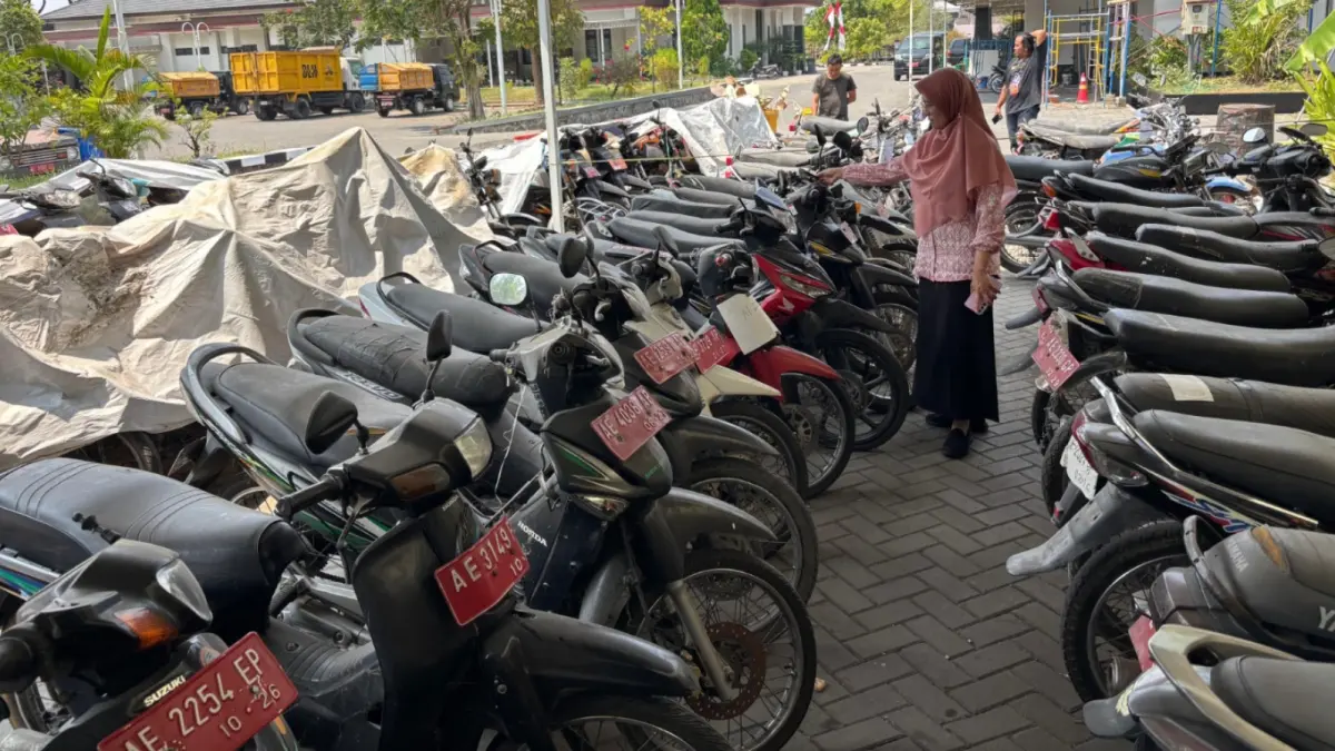 LAKU DILELANG: Puluhan kendaraan operasional Pemkab Madiun telah terjual dalam lelang periode Agustus. DIAN RAHAYU/RADAR CARUBAN