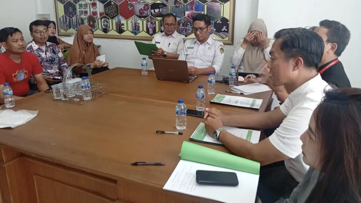 MEDIASI: Pengurus dan kuasa hukum BMT MBS mengikuti mediasi yang difasilitasi Disdagkop-UM Kabupaten Madiun, Rabu (9/9).
