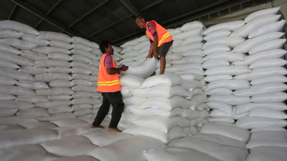 STOK AMAN: Persediaan beras di gudang Bulog Pacitan hampir mencapai 3.600 ton. NUR CAHYONO/JAWA POS RADAR PACITAN