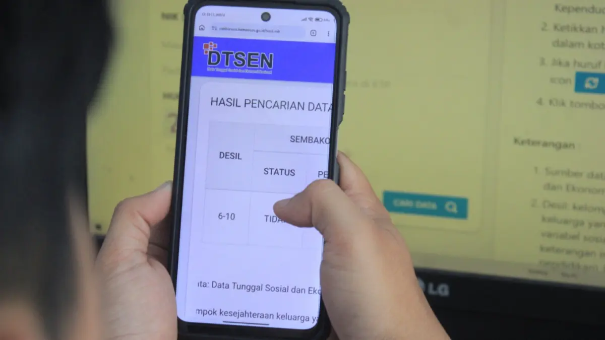 CEK DATA: Warga memeriksa status desil kesejahteraan secara daring. foto: Aji Putra/Radar Magetan