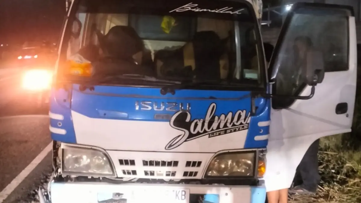DIEVAKUASI: Truk bermuatan tebu terguling di Jalan Raya Nglames, Desa Bagi, Kecamatan Madiun, Kamis (10/9) malam.