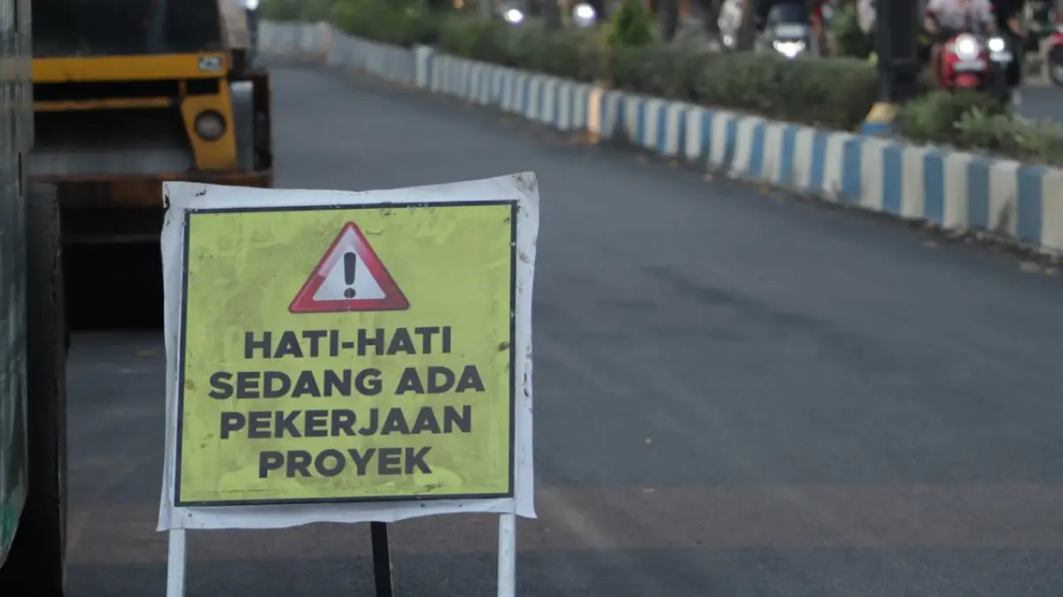 Ilustrasi perbaikan jalan di Ponorogo.