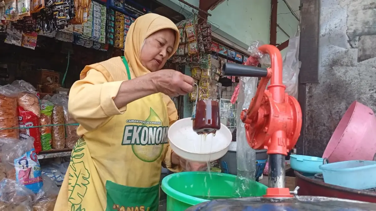 MAHAL: Pedagang melayani pembelian minyak goreng curah di Pasar Pagotan, Kecamatan Geger. foto: Dian Rahayu/Radar Caruban
