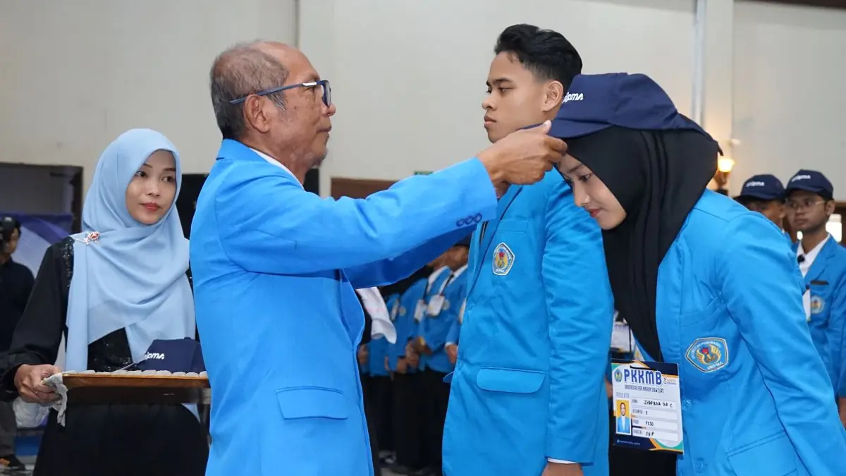 Rektor UNIPMA Supri Wahyudi Utomo menyematkan atribut sebagai penanda dimulainya PKKMB UNIPMA.