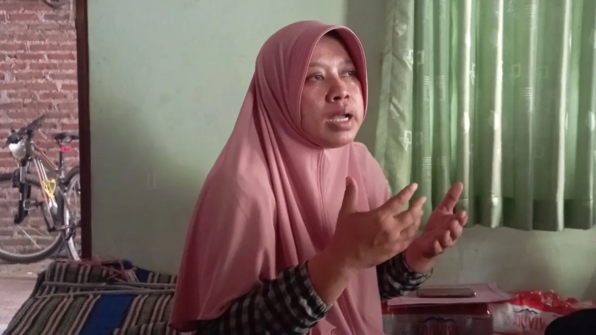 Retno Setyorini, ibunda Serda Ahmad Muzammil Farisa mengenang putranya sebagai sosok penurut dan kebanggaan keluarga. (AJI PUTRA/RADAR MADIUN)