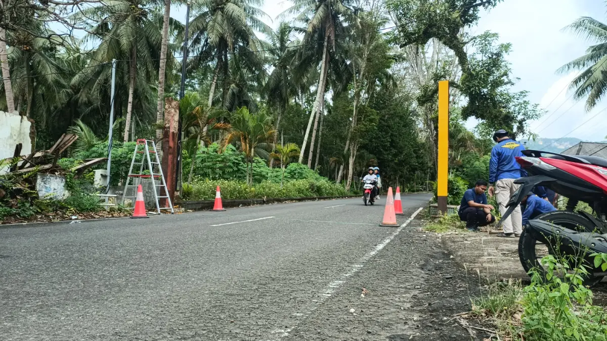 RUSAK LAGI: Kondisi portal pembatas ketinggian di sisi timur jalur Sedeng Pacitan setelah ditabrak kendaraan, Kamis (10/9).