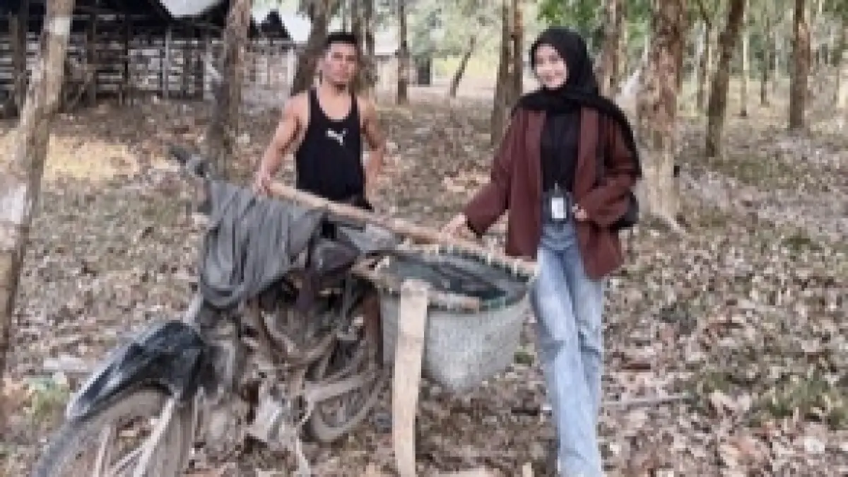 TEMBUS PELOSOK: Alifia Naura Nazifah, Mantri BRI Unit Sumber Hidup, menyambangi debitur di wilayah Ogan Komering Ilir, Sumatera Selatan.