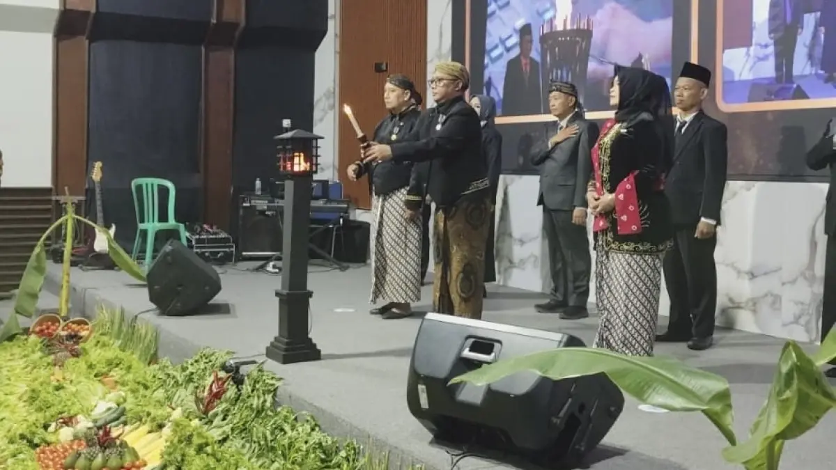 TERUS BERADAPTASI: Kepala LPP RRI Madiun Kukuh Setyo Budi Akhrianto dalam rangkaian peringatan HUT ke-81 RRI.