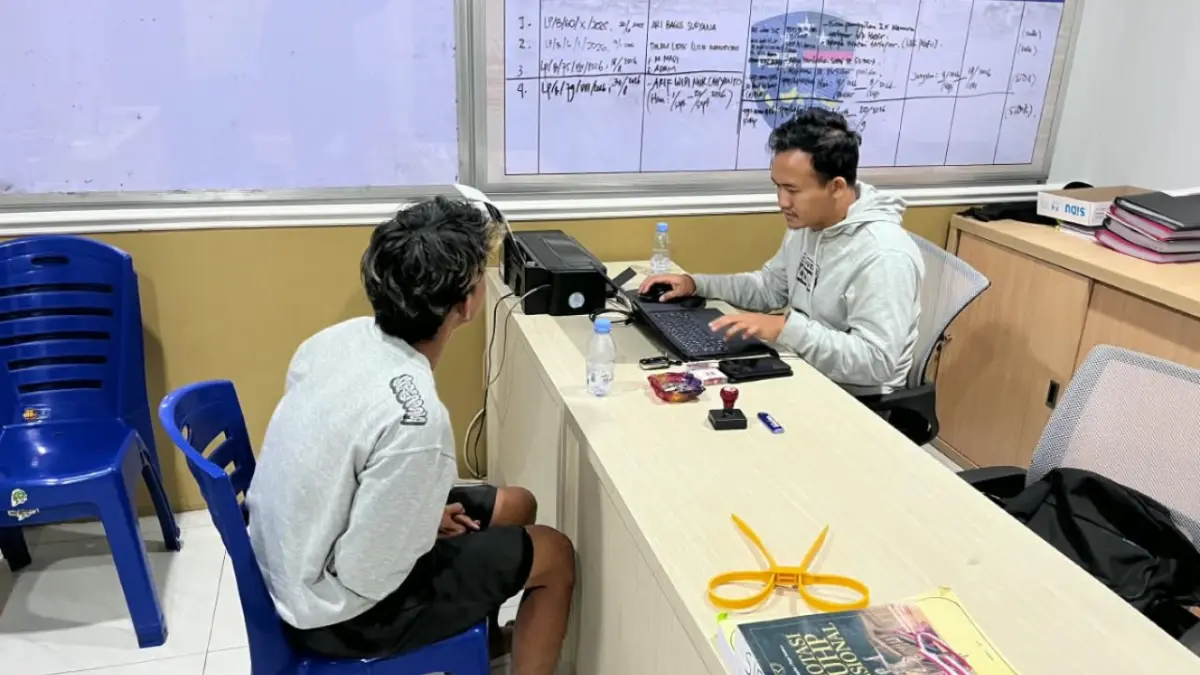 DIPERIKSA: Tersangka ABS alias Gareng menjalani pemeriksaan terkait dugaan perampasan handphone saat melakukan penagihan utang di Kecamatan Mejayan, Kabupaten Madiun.