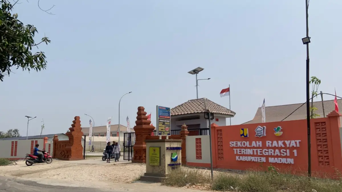 PENGUNGKIT EKONOMI: Pembangunan Sekolah Rakyat di Nglames, Kabupaten Madiun. Loditya Fernandez/Radar Caruban