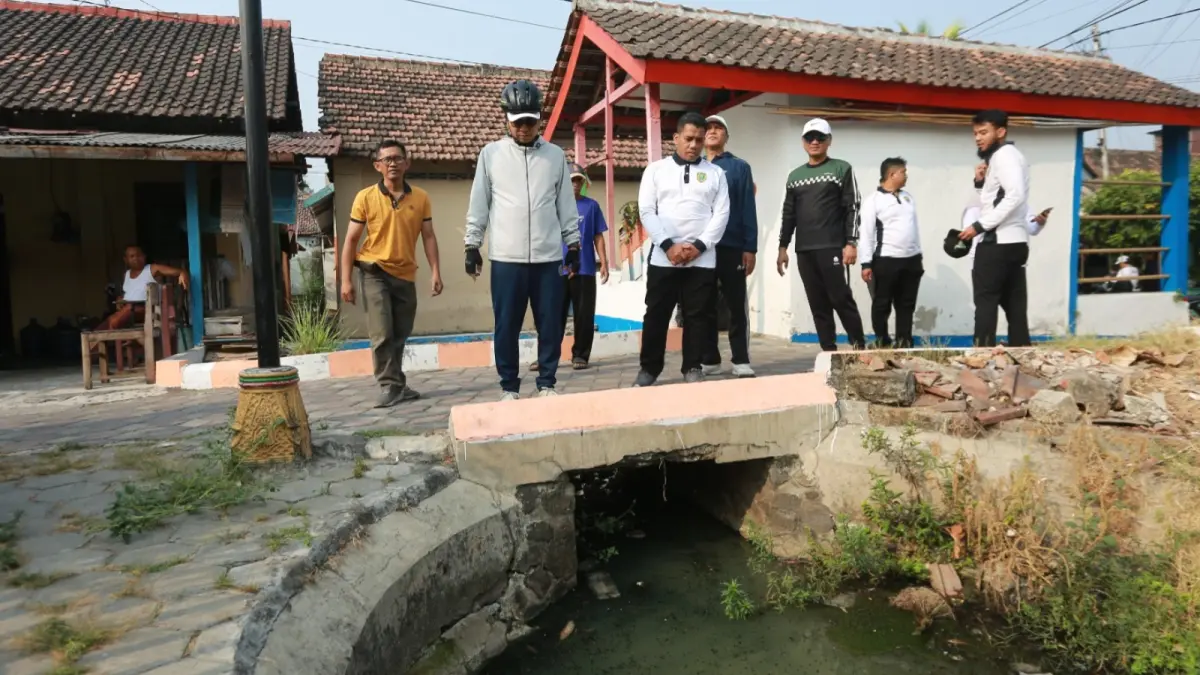 SEDIMENTASI: Saluran di Jalan Bimo menjadi perhatian Plt Wali Kota Madiun F. Bagus Panuntun saat meninjau persoalan lingkungan di Kelurahan Klegen, Jumat (11/9). foto: Bagas Bimantara/Jawa Pos Radar Madiun